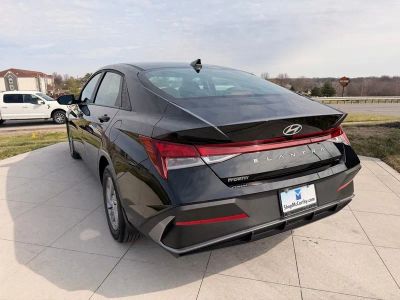 2025 Hyundai Elantra - Photo 3