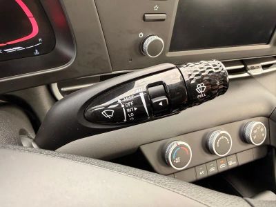 2025 Hyundai Elantra - Photo 14