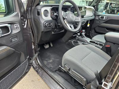 2025 Jeep Wrangler — photo 15 view
