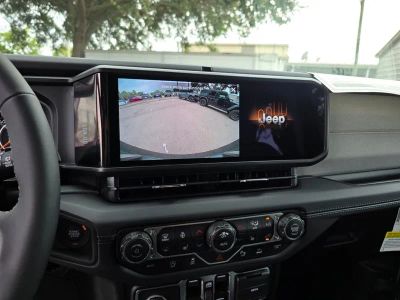 2025 Jeep Wrangler — photo 22 view