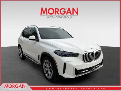 2025 BMW X5 xDrive40i in Alpine White — front three-quarter view