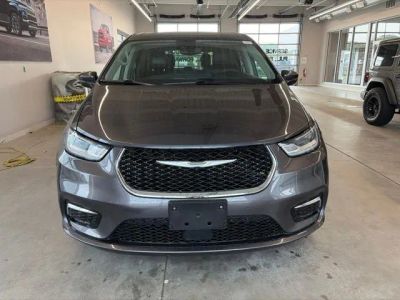 2023 Chrysler Pacifica — side profile view