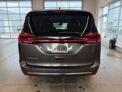 2023 Chrysler Pacifica — detail view