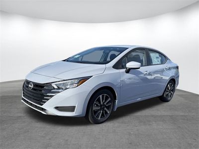 2025 Nissan Versa 1.6 SV in Gray Sky Pearl — front three-quarter view