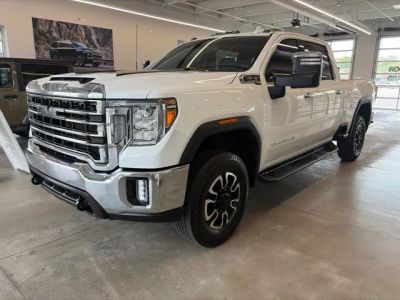 2022 GMC Sierra 2500HD 4WD Crew Cab Standard Bed SLT in Summit White — front three-quarter view