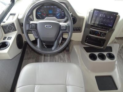 2023 Thor Motor Coach HURRICANE - Photo 2