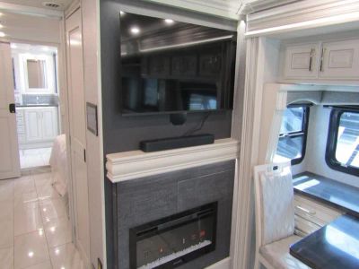 2026 Fleetwood DISCOVERY LXE - Photo 17