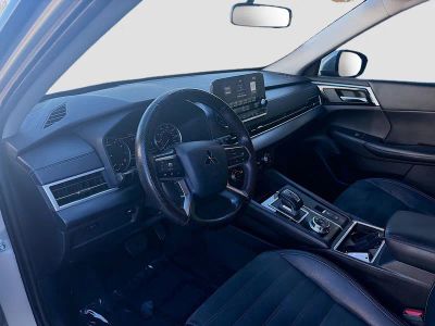 2022 Mitsubishi Outlander — photo 9 view