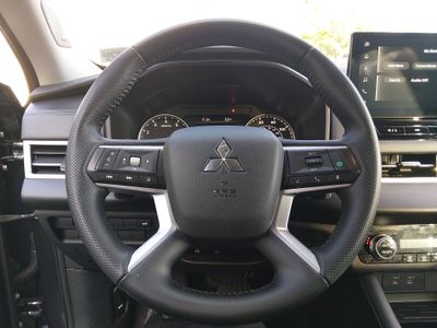 2025 Mitsubishi Outlander — photo 12 view