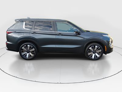 2025 Mitsubishi Outlander — photo 8 view