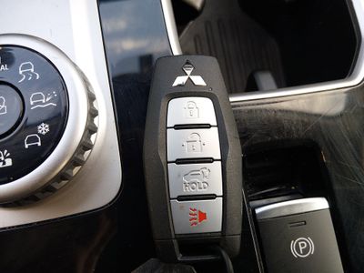 2025 Mitsubishi Outlander — photo 15 view