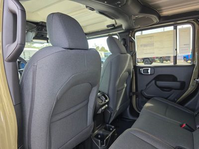 2026 Jeep Gladiator — photo 9 view