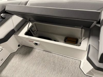 2025 Cobalt R8 Outboard - Photo 52