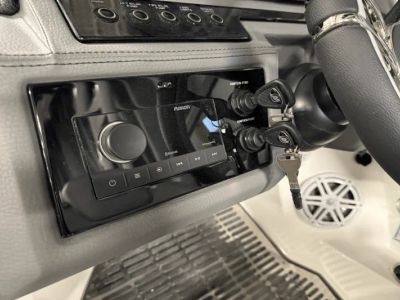 2025 Cobalt R8 Outboard - Photo 97