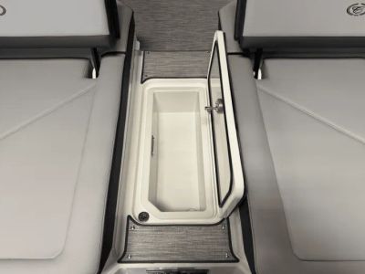 2025 Cobalt R8 Outboard - Photo 37