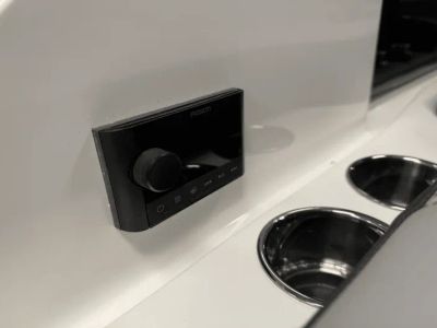 2025 Cobalt R8 Outboard - Photo 32