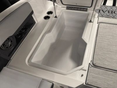 2025 Cobalt R8 Outboard - Photo 44