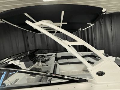 2025 Cobalt R8 Outboard - Photo 12
