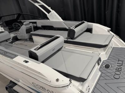 2025 Cobalt R8 Outboard - Photo 15