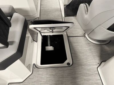 2025 Cobalt R8 Outboard - Photo 64