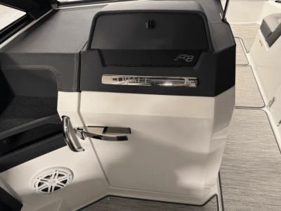 2025 Cobalt R8 Outboard - Photo 74