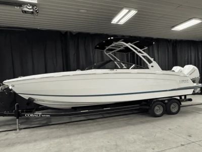 2025 Cobalt R8 Outboard - Photo 2