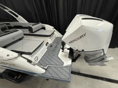 2025 Cobalt R8 Outboard - Photo 16