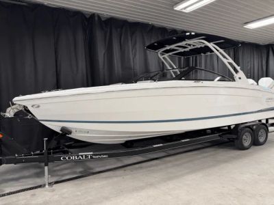 2025 Cobalt R8 Outboard - Photo 3