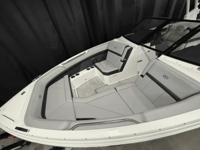2025 Cobalt R8 Outboard - Photo 13
