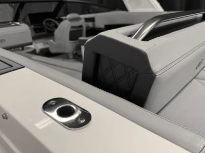 2025 Cobalt R8 Outboard - Photo 29