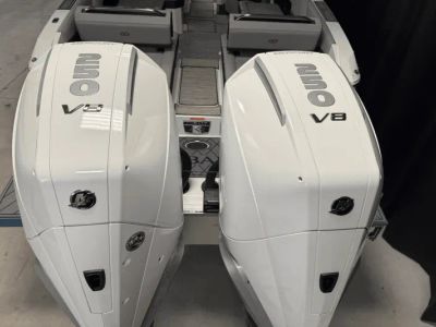 2025 Cobalt R8 Outboard - Photo 18