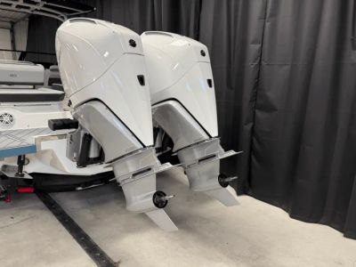 2025 Cobalt R8 Outboard - Photo 17