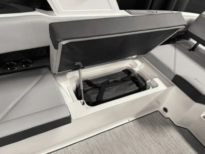 2025 Cobalt R8 Outboard - Photo 57