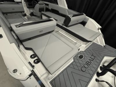 2025 Cobalt R8 Outboard - Photo 30