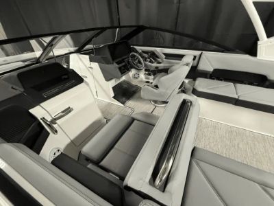 2025 Cobalt R8 Outboard - Photo 11