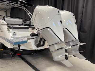2025 Cobalt R8 Outboard - Photo 6