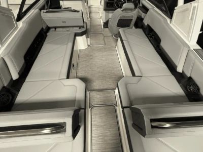 2025 Cobalt R8 Outboard - Photo 47