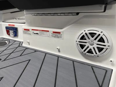 2025 Cobalt R8 Outboard - Photo 26