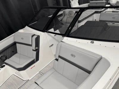 2025 Cobalt R8 Outboard - Photo 14
