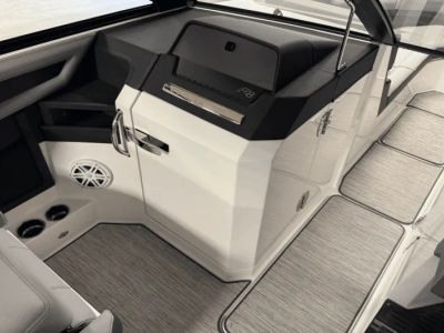 2025 Cobalt R8 Outboard - Photo 77