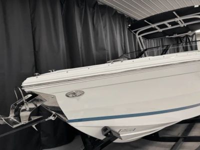 2025 Cobalt R8 Outboard - Photo 4