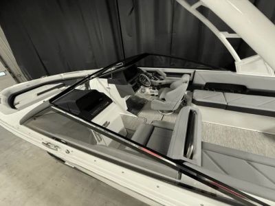 2025 Cobalt R8 Outboard - Photo 9