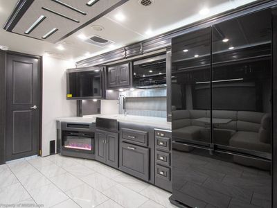 2026 Fleetwood Discovery LXE - Photo 13