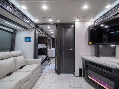 2026 Fleetwood Discovery LXE - Photo 12