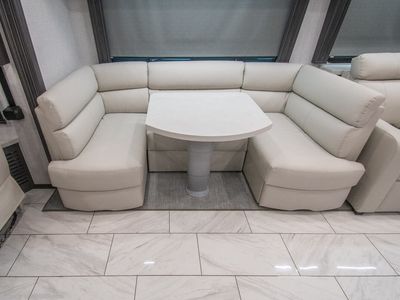 2026 Fleetwood Discovery LXE - Photo 9