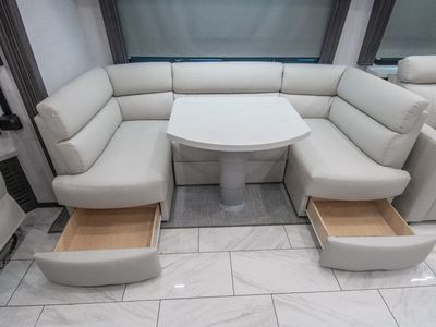 2026 Fleetwood Discovery LXE - Photo 10