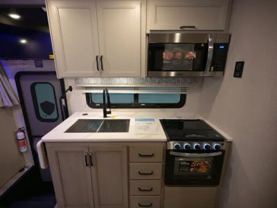 2027 Thor Motor Coach OMNI TRAIL — photo 8 view