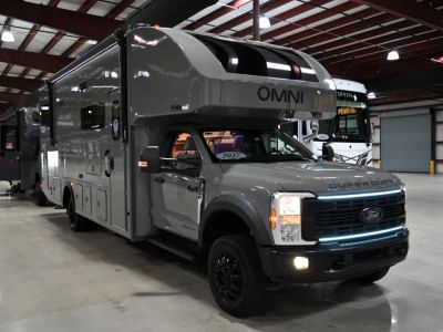 2027 Thor Motor Coach OMNI TRAIL — front three-quarter view