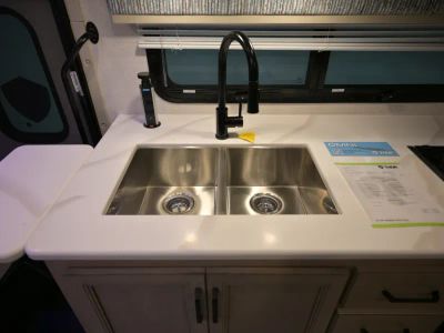 2027 Thor Motor Coach OMNI TRAIL — photo 10 view