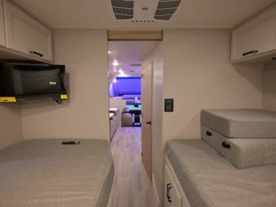 2027 Thor Motor Coach OMNI TRAIL — photo 32 view